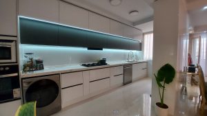 کابینت دوپله مدرن ، ترکیب سوپر مات طوسی و سفید، سنگ مصنوعی مارمونایت